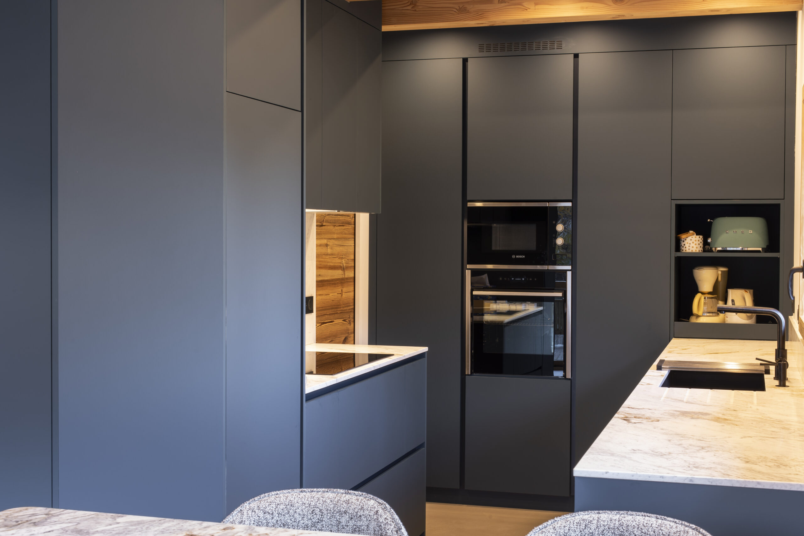 cuisine sur mesure en FENIX BLUE SHABA avec granit à Serre Chevalier